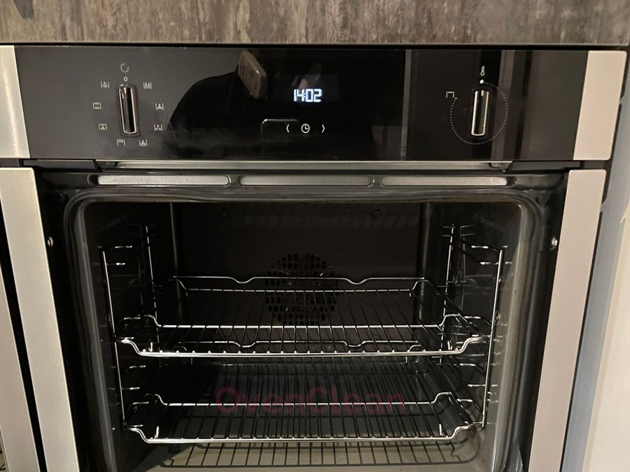 Single oven after cleaning
