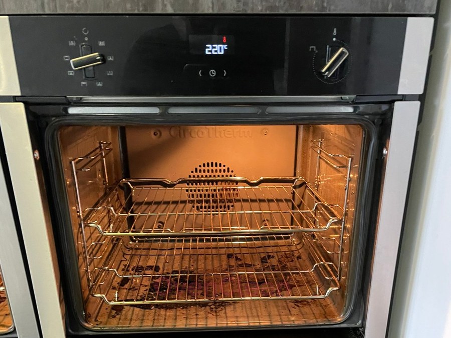 Single oven before cleaning